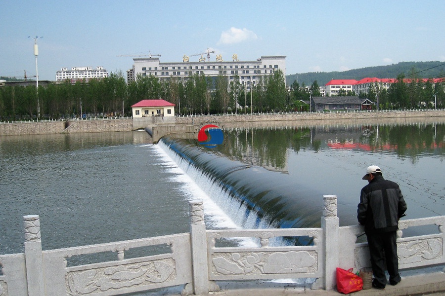壩長(zhǎng)140m，壩高2.5m，枕式充水橡膠壩